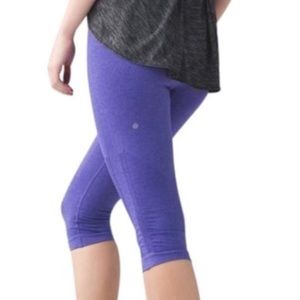 •lululemon in the flow crop | size 4 •